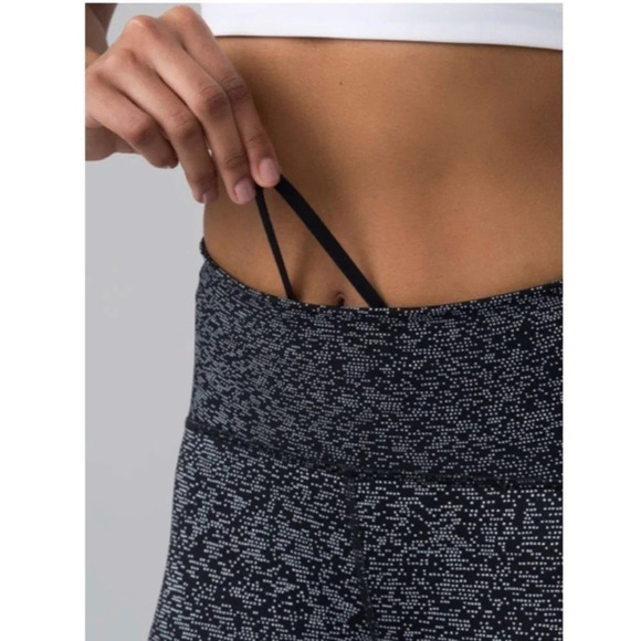 Lululemon Train Times Crop 17 inches Soundwave White Black / Black Polka Dots 10 - Picture 4 of 13